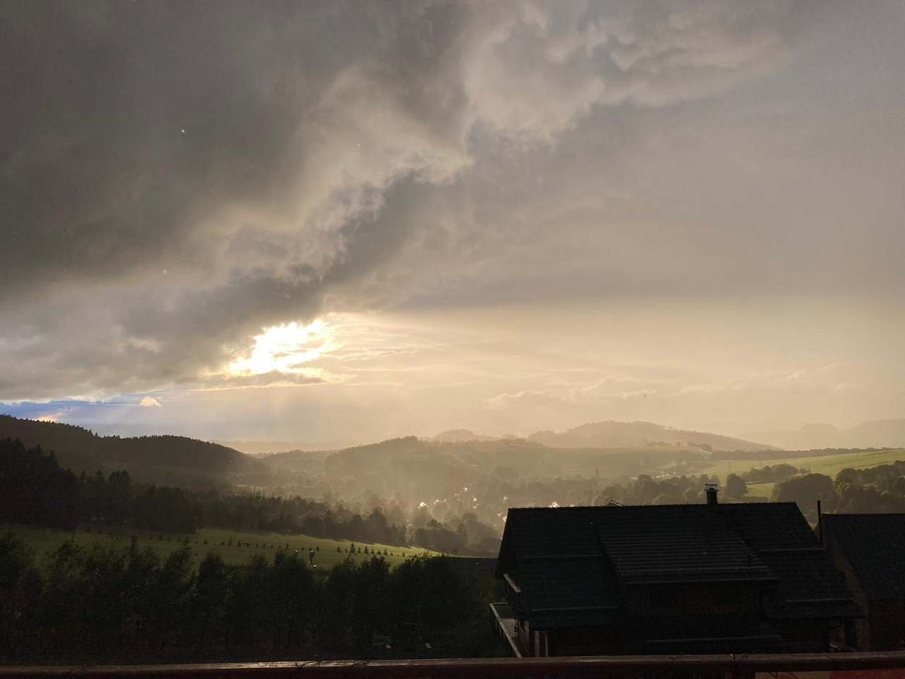 Večerní slunce nad kopci Orlických hor